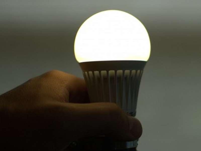 светодиодная лампа светится после выключения что делать